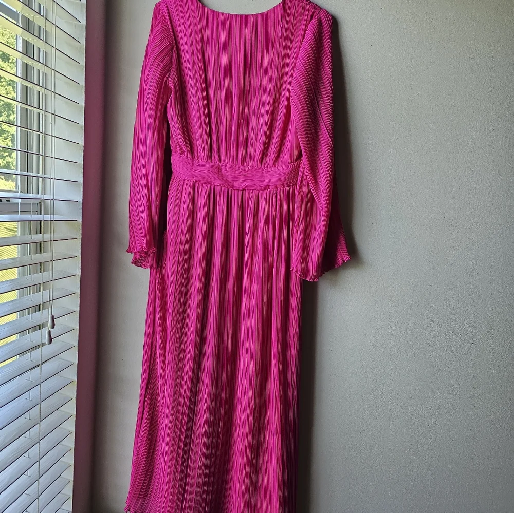 V-neck midi dress with wide long sleeves. Pleated fabric. - Picture 4 of 5